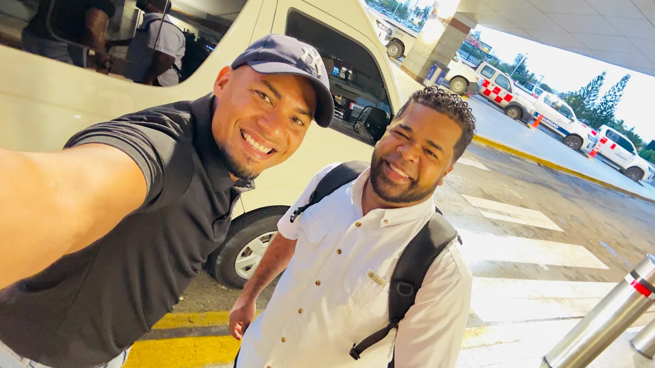Clientes felices en tour nacional con transporte privado