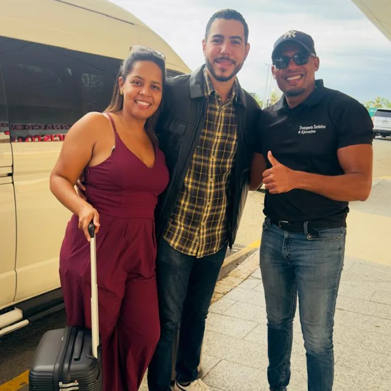 Grupo de viajeros en traslado turístico por el país